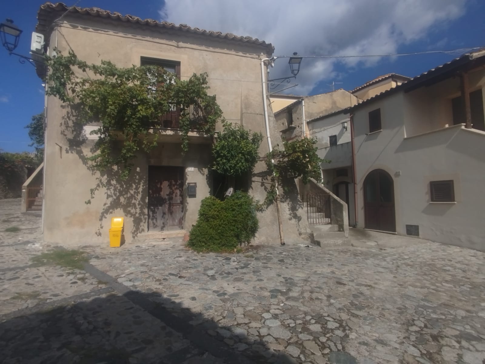 Fachada histórica y entorno del pueblo en Calabria