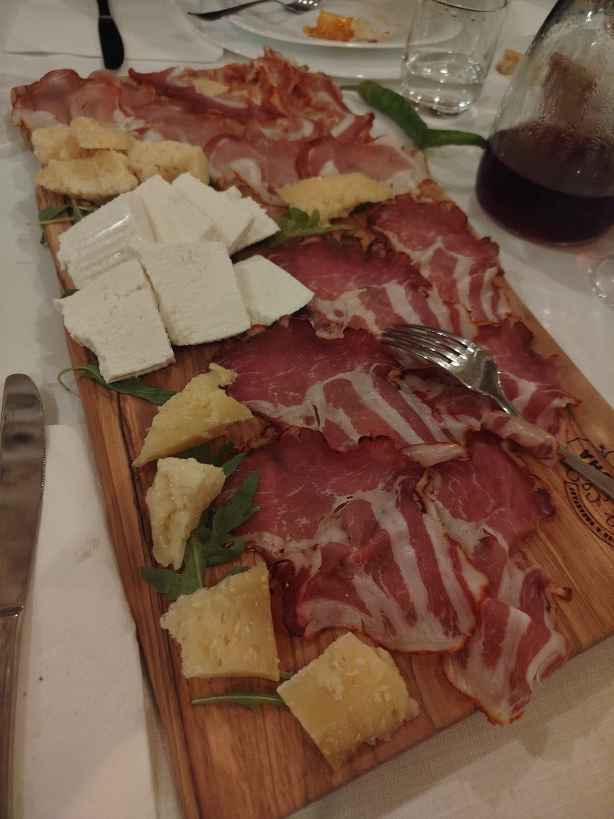 Tabla tradicional de fiambres y quesos calabreses